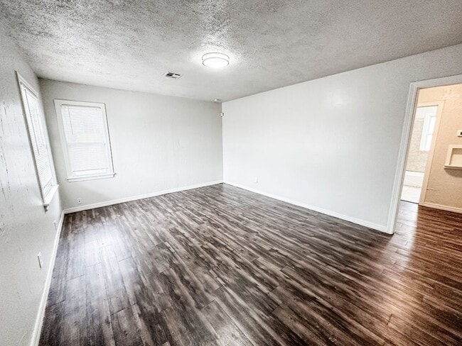 Building Photo - Charming 2 Bed 1 Bath Home - Convenient to Highways!