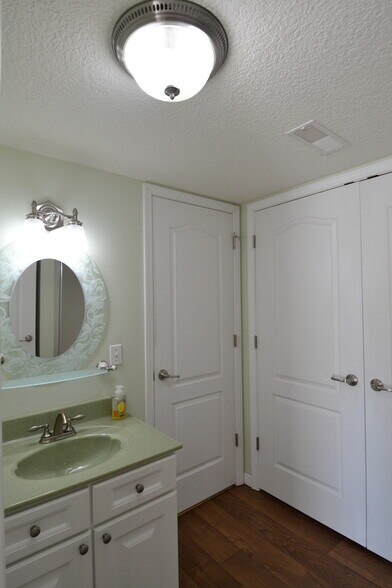 Building Photo - 1900 Salter Pl