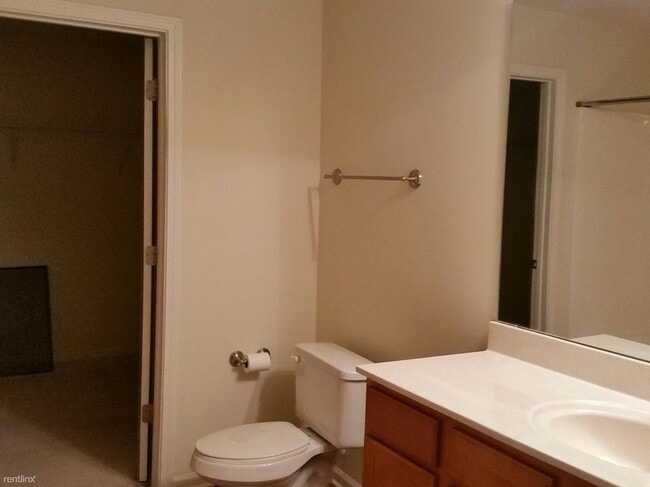 Building Photo - 2 br, 2 bath  - 7108 W Friendly Ave Unit 105