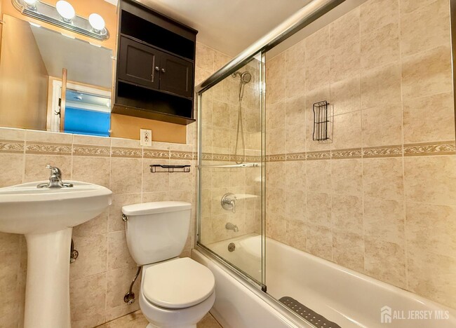 Building Photo - 33 Windsor Dr