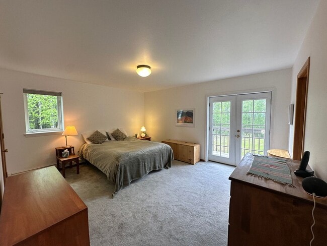 Building Photo - Fully Furnished 3BD/3BA Home with Solar Power