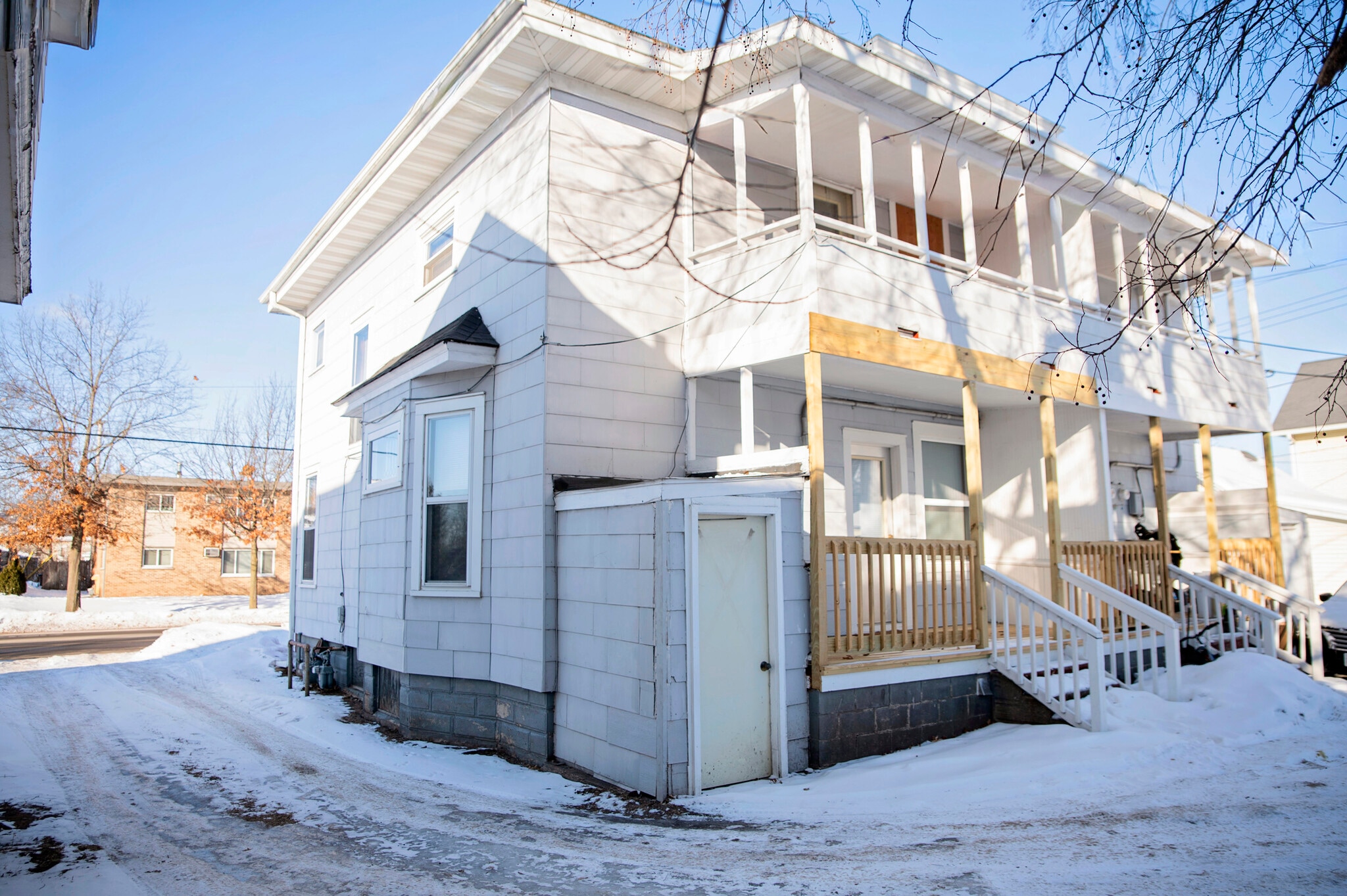 Building Photo - 609 5th Ave