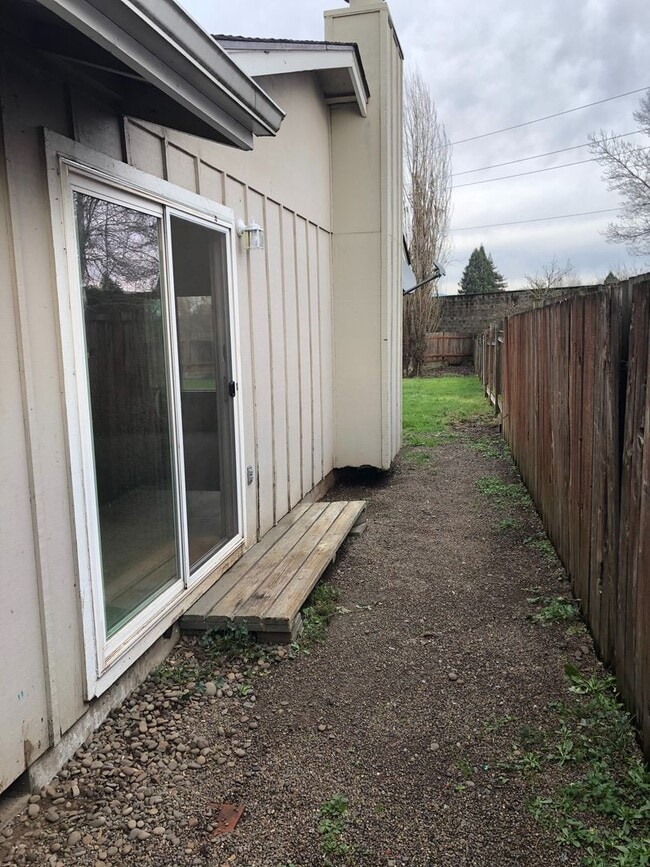 Building Photo - NW Eugene home in cul-de-sac with large yard!
