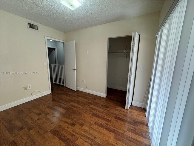 Building Photo - 2610 W 76th St