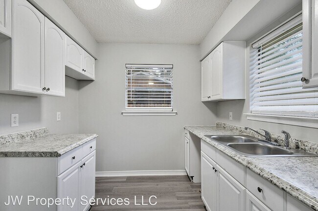 Building Photo - 3 br, 1 bath House - 845 Pine Street