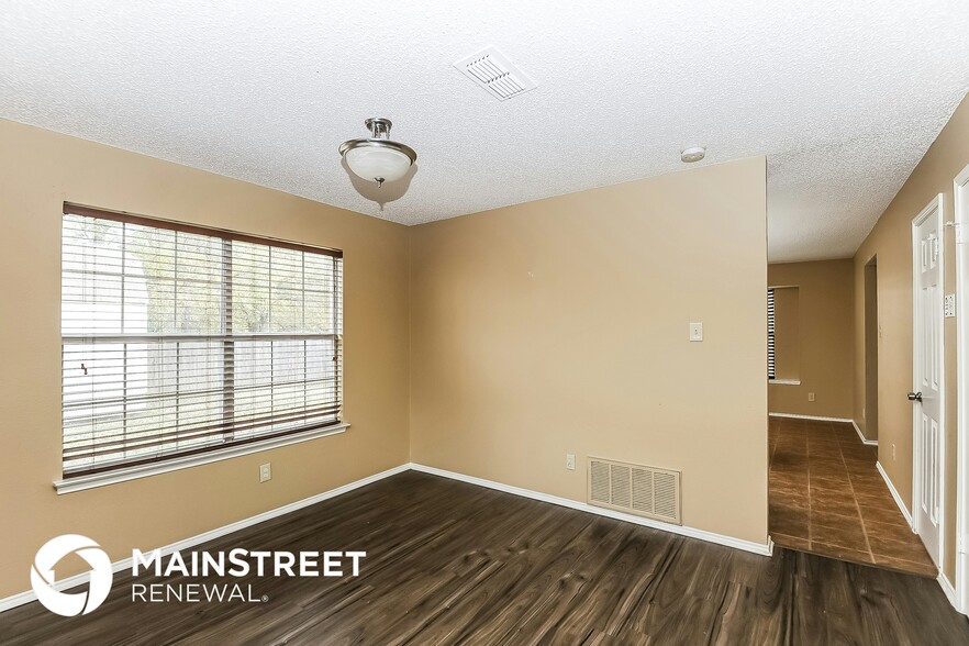 Building Photo - 2411 Bennington Dr