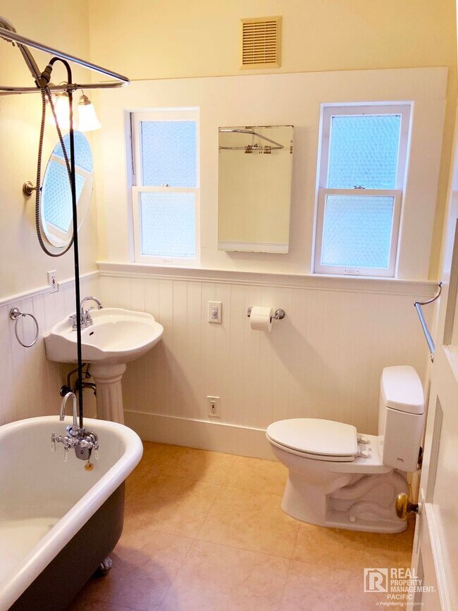 Building Photo - Spacious 4 Bedroom / 1.5 Bath near UC Campus