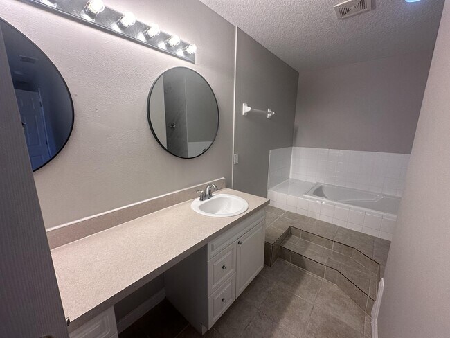 Building Photo - 2929 Fan Palm Dr