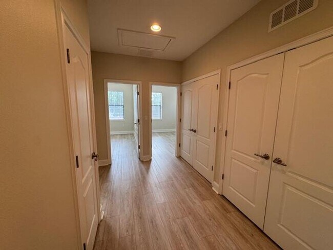 Building Photo - Newly renovated 4 Bedroom 3 1/2 Bathroom T...