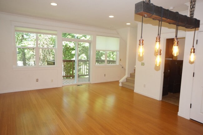 Building Photo - Spectacular SW Portland 3 bedroom Townhouse