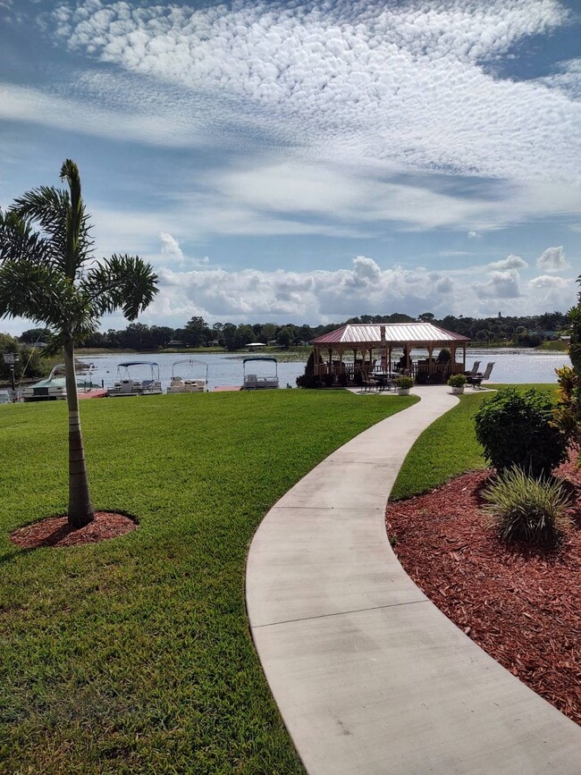 Building Photo - 117 Country Club Dr