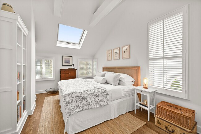 Building Photo - 104 Roton Ave