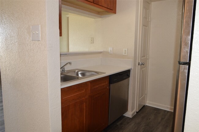 Building Photo - 8100 Creekbend Dr