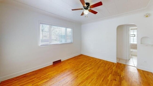 Building Photo - 411 W Bowen Ave