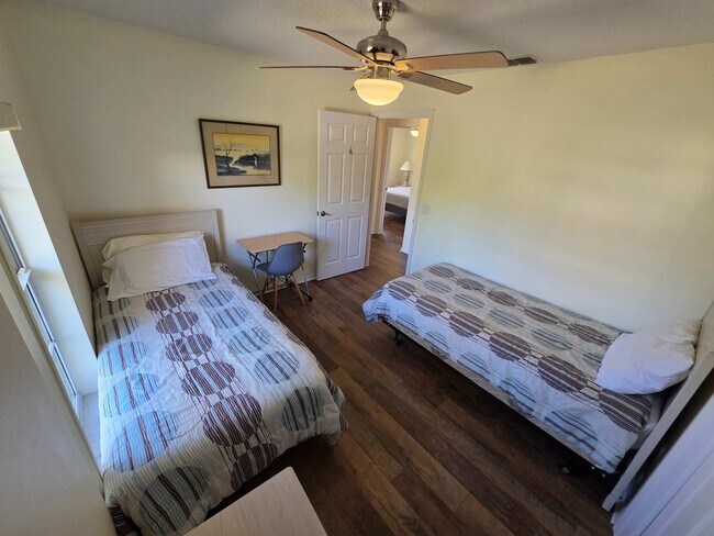 Building Photo - 1398 N Foxrun Terrace