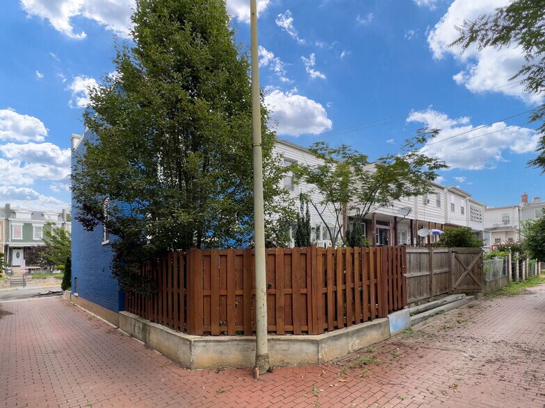 Building Photo - 520 Lamont St NW