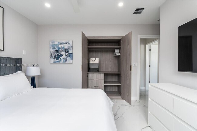 Building Photo - 21230 NE 25th Ct