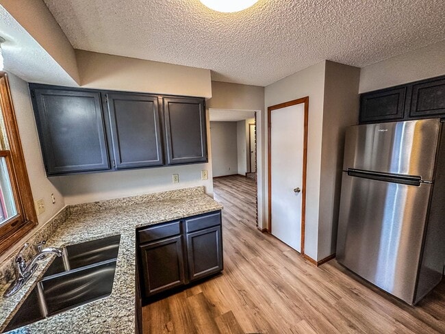 Building Photo - Large Updated 3-Bed 2-Bath Townhome w/ Gar...