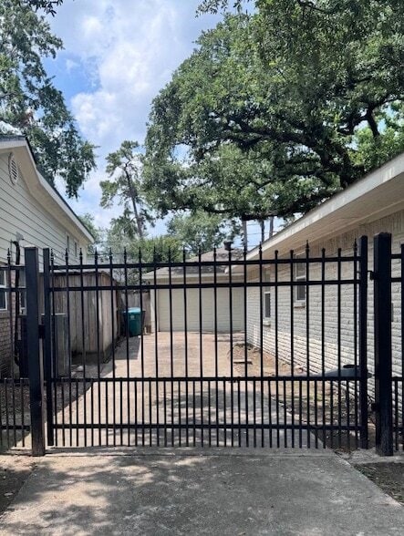 Building Photo - 6906 Alderney Dr