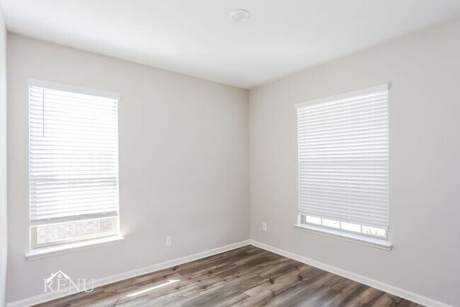 Building Photo - 1923 Hialeah Dr