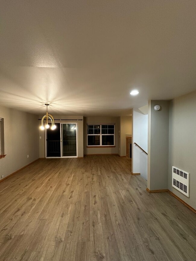 Building Photo - Updated 3 beds/ 2 bath townhome for rent!