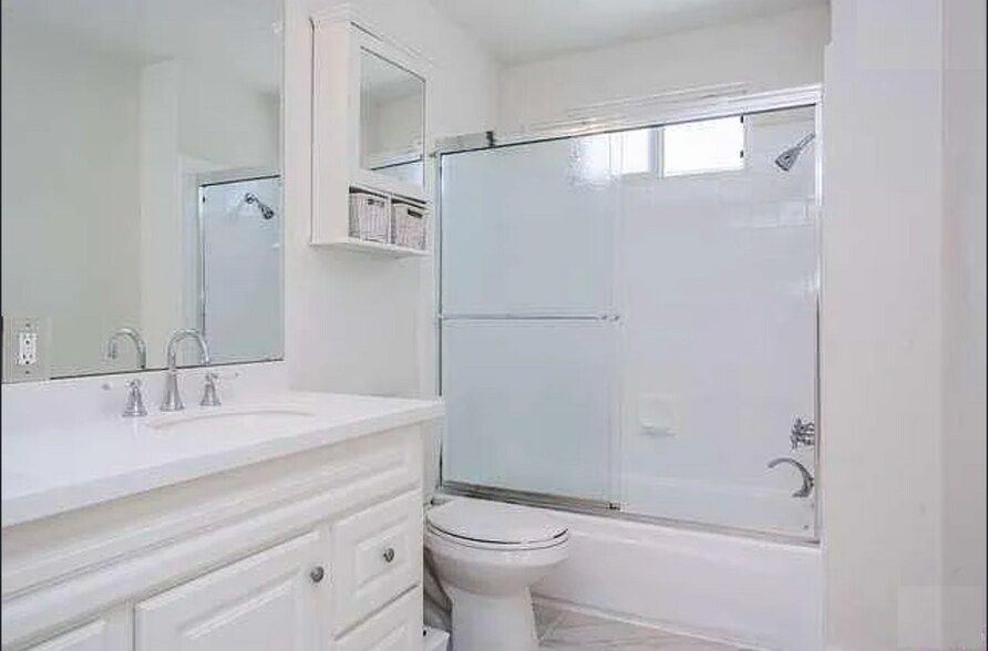 Building Photo - 745 Oxford Ave