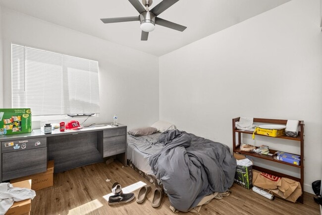 Building Photo - Two full kitchens + two washers & dryers!