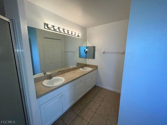 Building Photo - 721 Castlestone Ave S