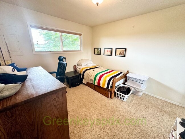 Building Photo - Two bedroom one bathroom condo in Southwes...