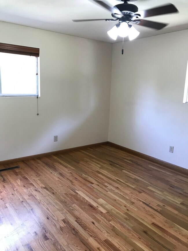 Building Photo - 3824 W Greenbrier Dr