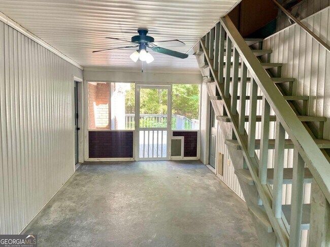 Building Photo - 160 Farm Ln