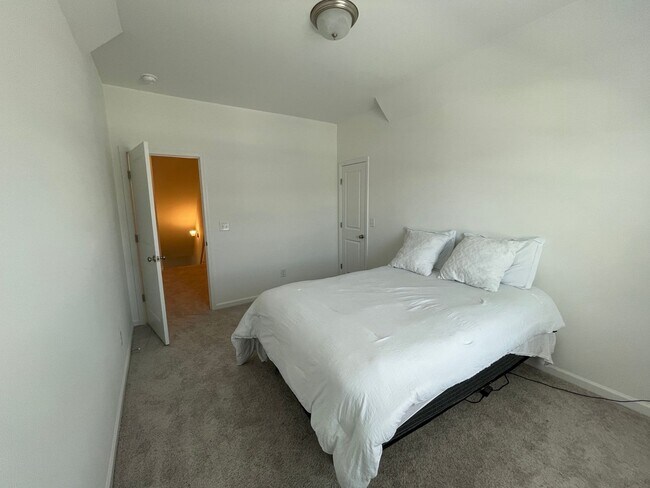 Building Photo - 3 bed 2.5 Bath Townhouse. Shelbyville