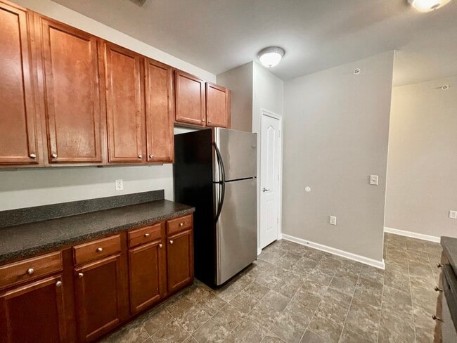 Building Photo - 2 Bedroom Condo w/Open Floor-Plan & Stainless Steel Appliances! Some Utilities Included!