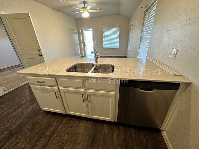 Building Photo - 411 Summit Ridge Dr