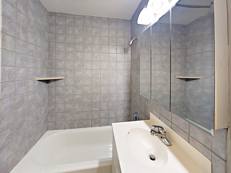 Building Photo - 4671 Edgeware Rd