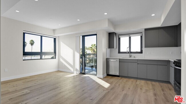 Building Photo - 846 S Mariposa Ave
