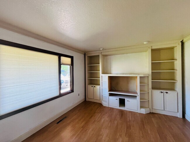 Building Photo - Beautiful 5 bed/3 Bath Home in Heights