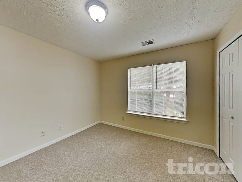 Building Photo - 5929 Creekside Dr