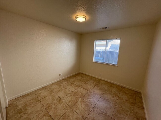 Building Photo - NE Visalia home Rent Ready!