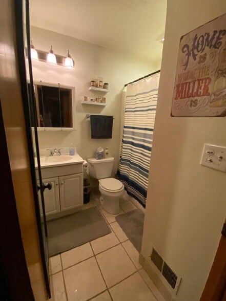 Full Bath - 1560 E Irving Plz