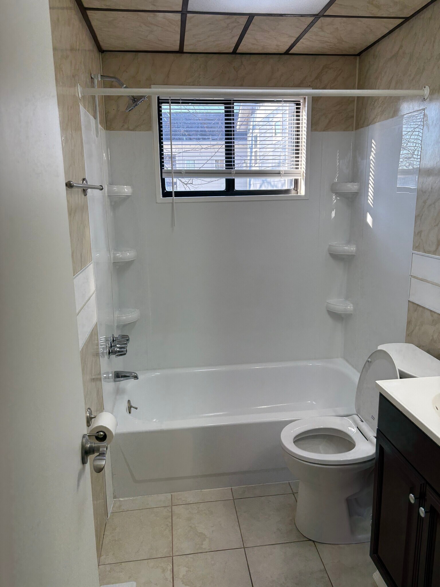 Full Bathroom - 4701 Illinois Ave