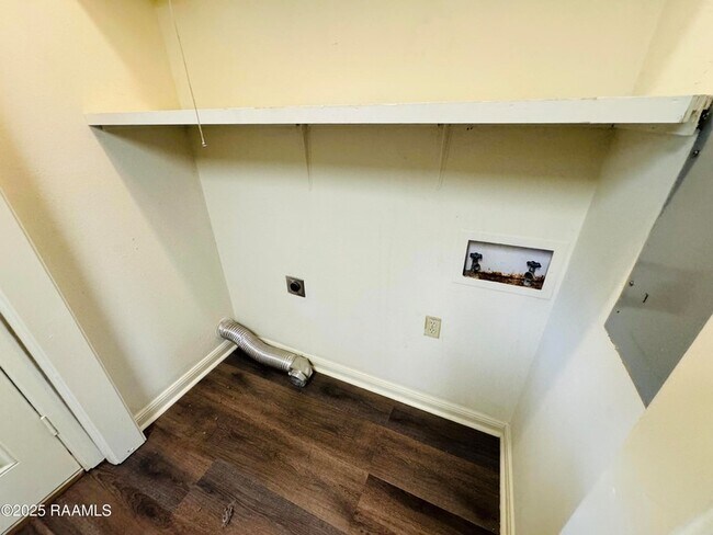 Building Photo - 2419 Robley Dr