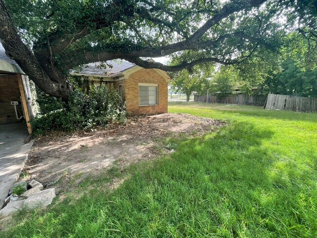 Building Photo - 3/1 House over looking Sue Haswell Park