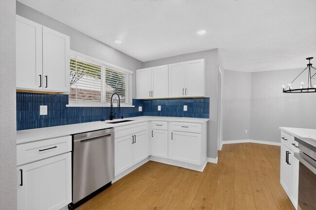 Building Photo - 215 Aspenway Dr