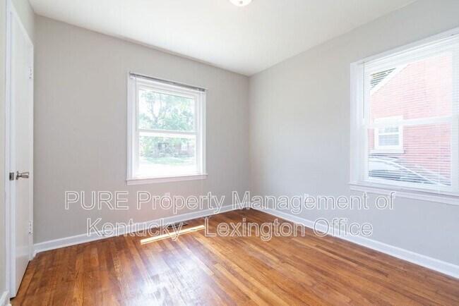 Building Photo - 817 Marcellus Dr