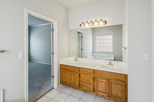 Building Photo - Spacious 4 Bedroom + Bonus Room