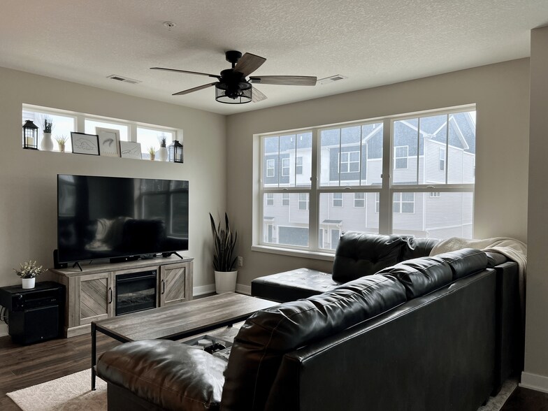 Building Photo - 170 NE 23rd Ln