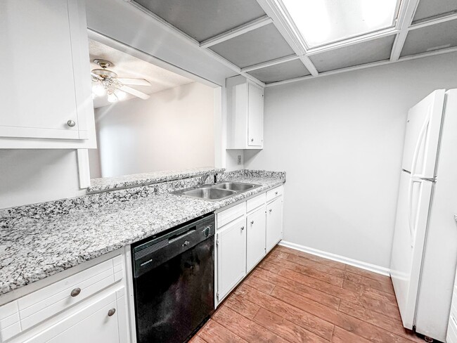 Building Photo - 2/1.5 Oakwood Townhome