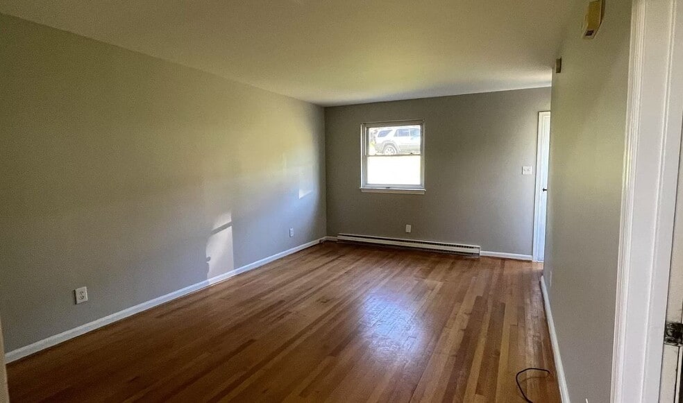 Living room - 1033 Jeanette Ave