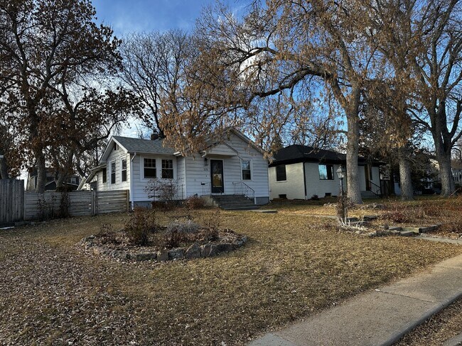 Building Photo - AVAILABLE NOW! "Charming 3-Bedroom Oasis with 2 Full Baths in the Sunset Neighborhood!"